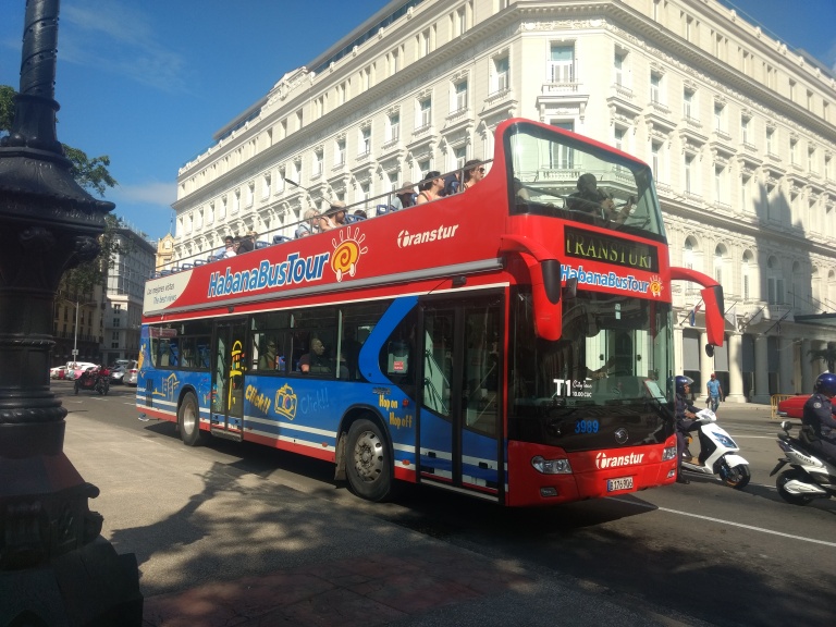 Ônibus de turismo em Habana e Habana Vieja (Havana, Cuba)
